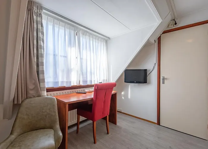 Rebecca Szálloda De Waal